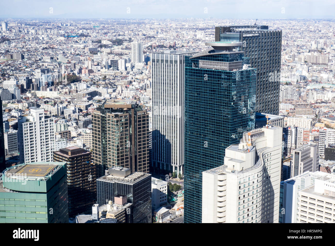 Vista panoramica della metropoli di Tokyo dalla piattaforma di osservazione della Torre Nord del Governo Metropolitano di Tokyo complesso edilizio in Shinjuku. Foto Stock