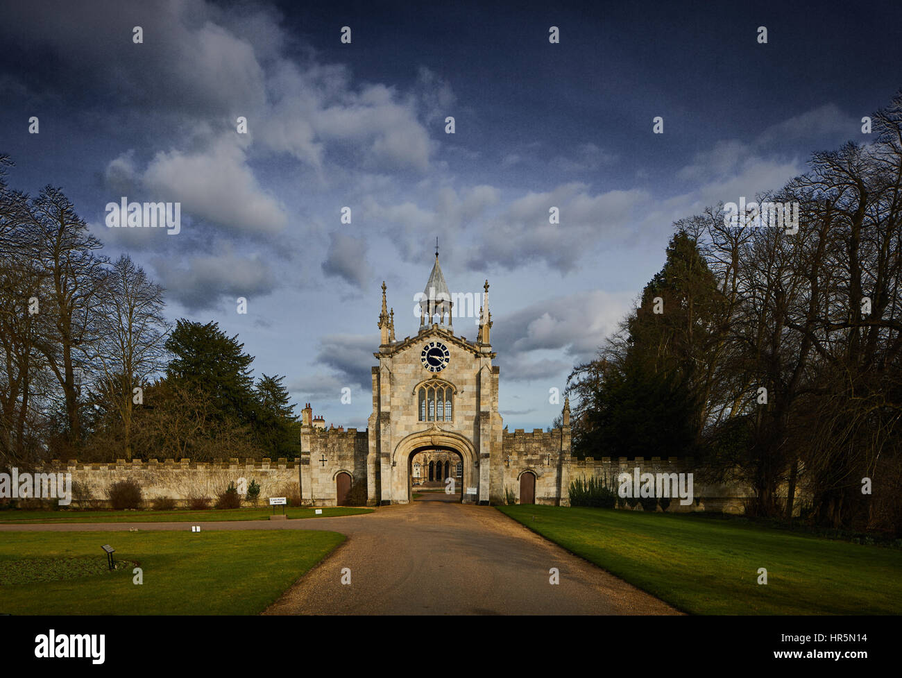 Giornata di sole a gatehouse clocktower Bishopthorpe Palace grado che ho elencato la dimora signorile casa storica a sud del centro di York nello Yorkshire, Inghilterra,U Foto Stock