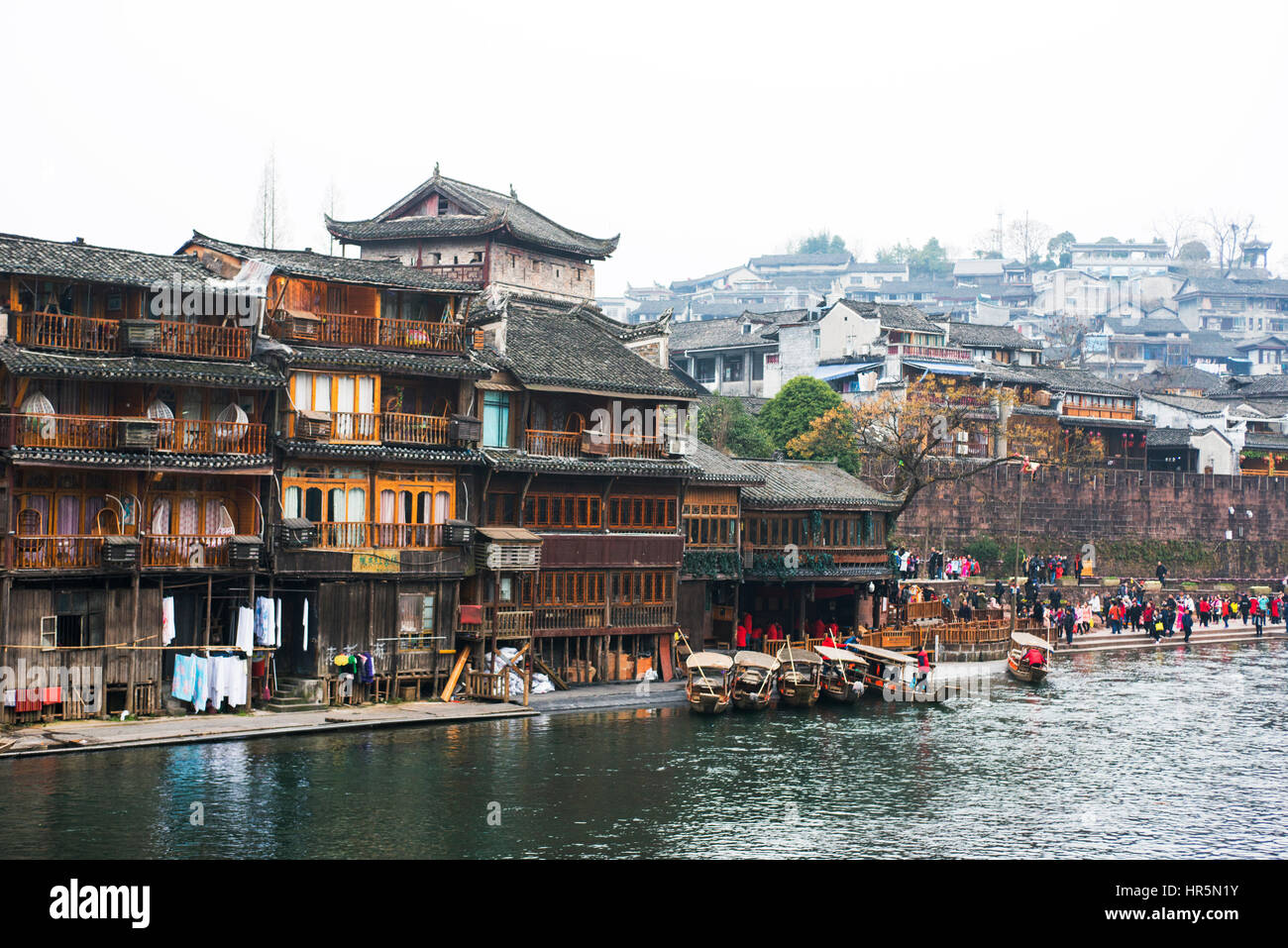 2017 persone nella città antica di phoenix corsa durante il Festival di Primavera.La bellezza del fiume tuojiang e città di di primitiva semplicità arch Foto Stock