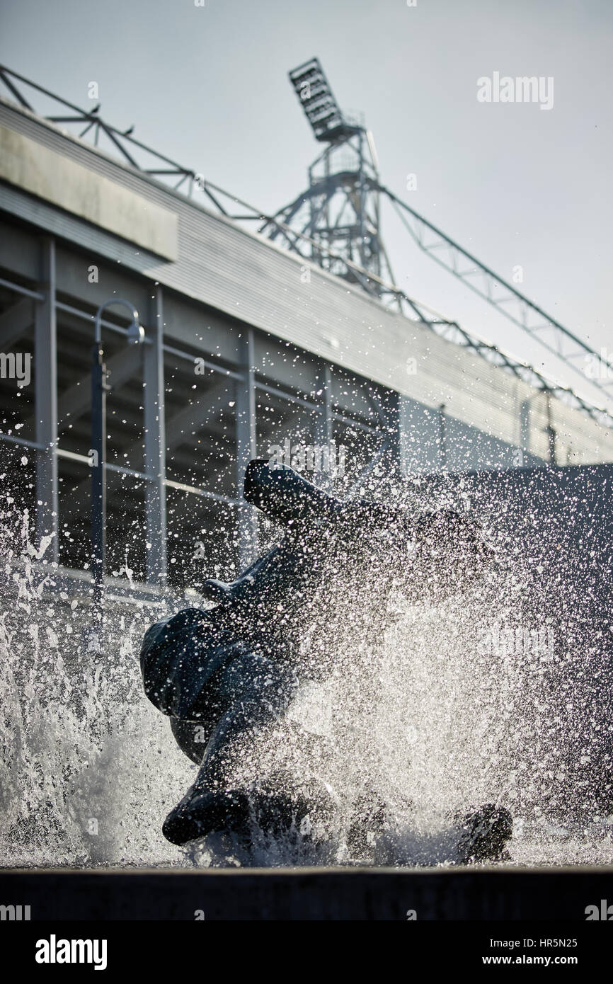 Preston FC stadio Deepdale rende lo sfondo per il punto di riferimento funzione acqua Sir Tom Finney statua Splash, opera dello scultore Pietro Hodgkinson Foto Stock