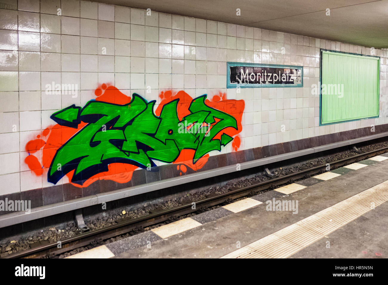 Berlino Kreuzberg. Mortizplatz metropolitana U-Bahn stazione ferroviaria. Piattaforma, segno e piastrelle Foto Stock