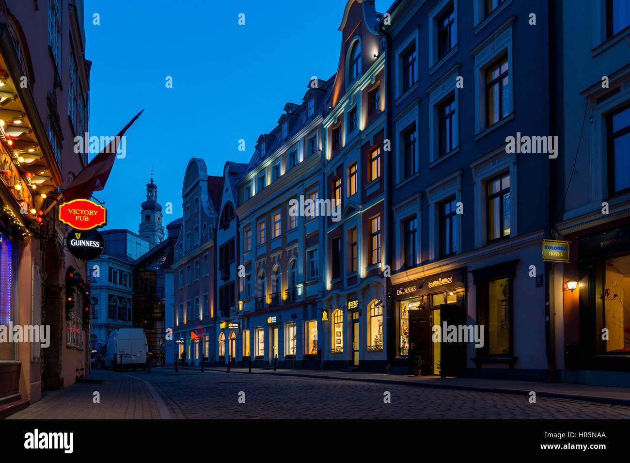 Di notte per le strade di Riga. Paesi dell Europa dell est, paese baltico. Foto Stock