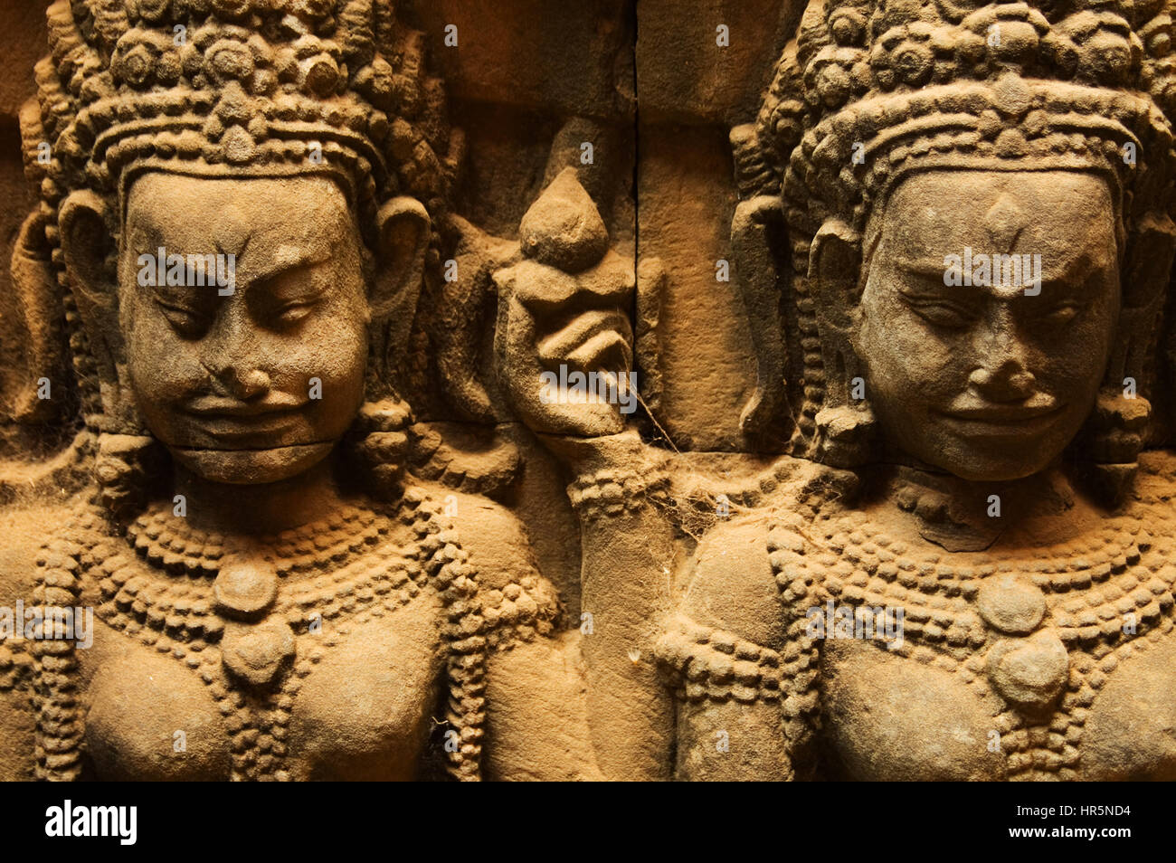 Close-up di testa e le spalle di due insediato l'Aspara figure scolpite nelle pareti presso la terrazza del Lebbroso re ad Angkor in Cambogia. Foto Stock
