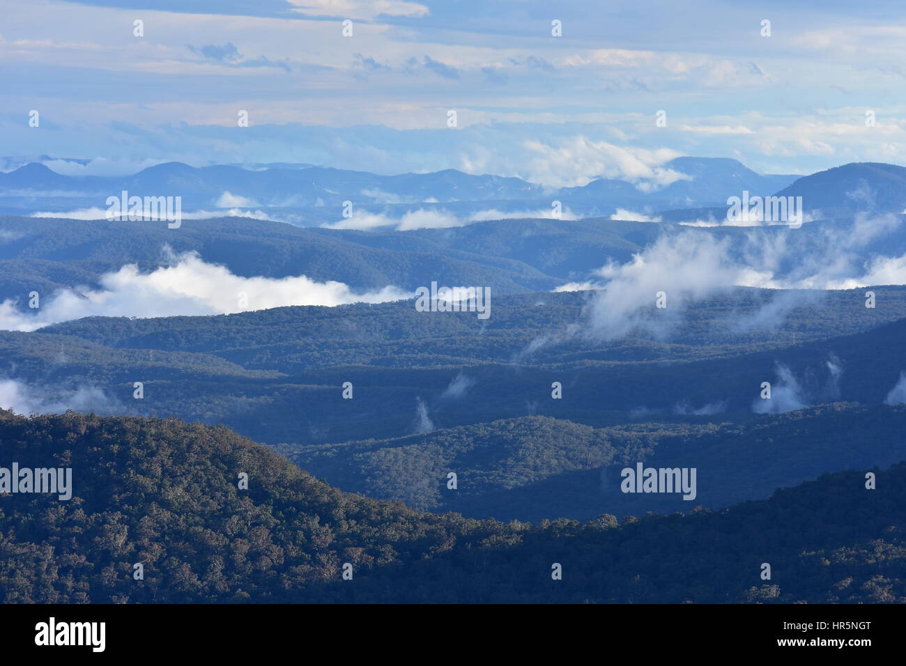 Blue Mountains con bassa lacunose nubi nella luce della sera. Foto Stock