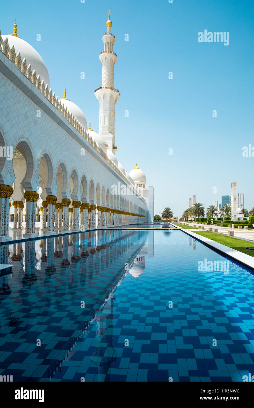 Abu Dhabi, Emirati Arabi Uniti - 12 Aprile 2015: parte della Sheikh Zayed Grande Moschea di Abu Dhabi, negli Emirati Arabi Uniti. Foto Stock