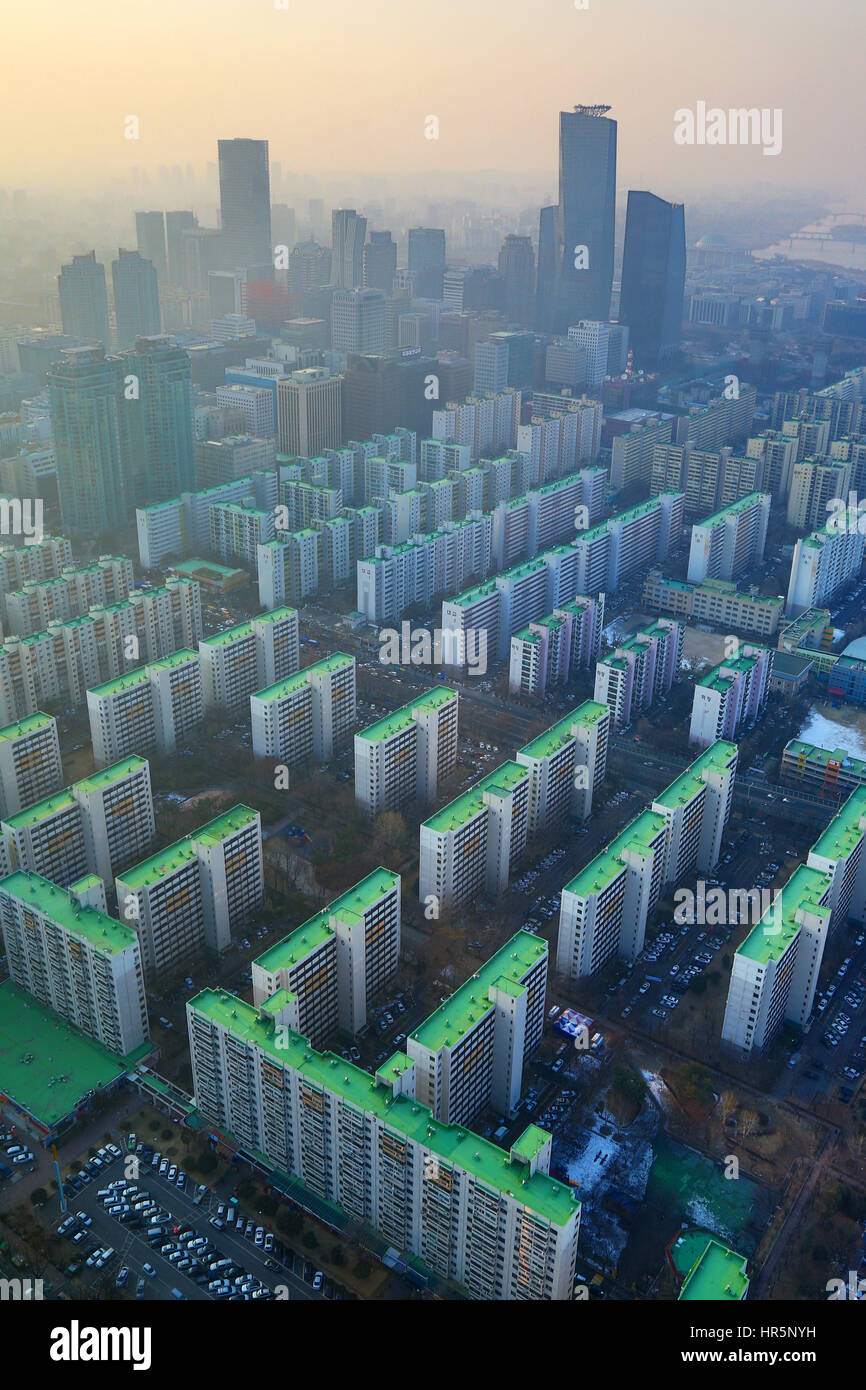 Vista generale di blocchi di appartamenti e la Seoul città skyline al tramonto a Seoul, Corea del Sud Foto Stock