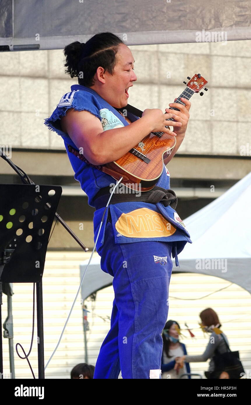 KAOHSIUNG, Taiwan -- Aprile 23, 2016: premiato musicista giapponese Yuta Uchiumi esegue al 1° Pacific Rim Ukulele Festival, gratuitamente una vigilia all'aperto Foto Stock