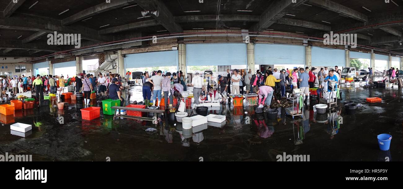 KAOHSIUNG, Taiwan -- Aprile 24, 2016: Shoppers presso la porta di Sinda mercato del pesce check out il pesce e i frutti di mare che è in vendita nelle ceste e gabbie. Foto Stock