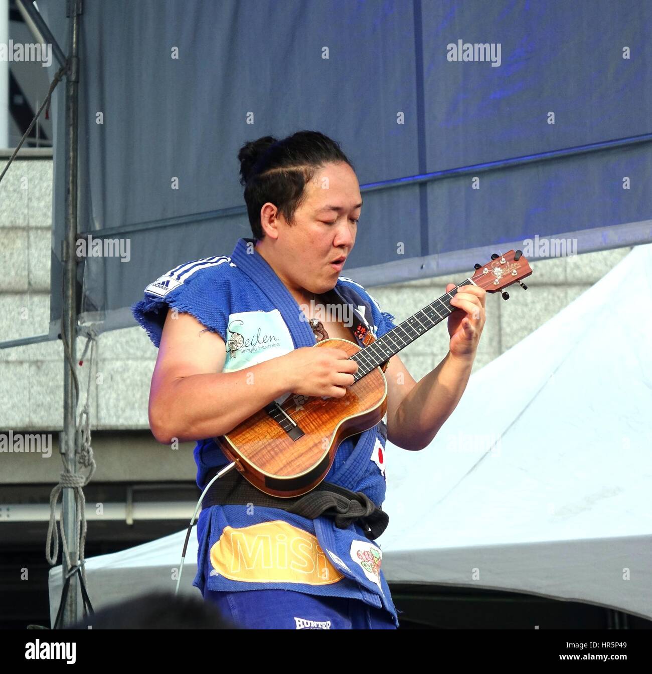KAOHSIUNG, Taiwan -- Aprile 23, 2016: premiato musicista giapponese Yuta Uchiumi esegue al 1° Pacific Rim Ukulele Festival, gratuitamente una vigilia all'aperto Foto Stock