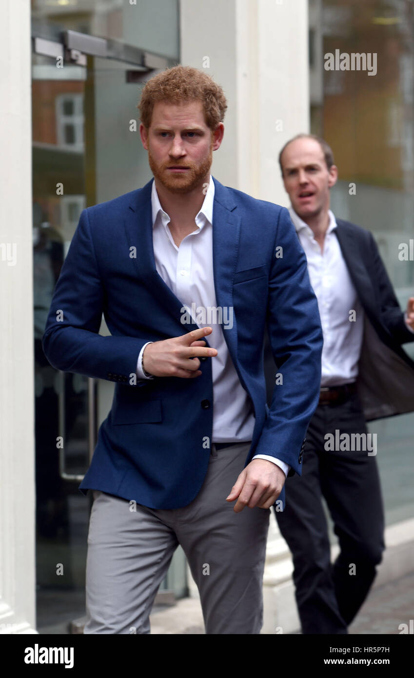 Il principe Harry lascia dopo la visita al digital mental health service, il grande muro bianco, a Londra. Foto Stock