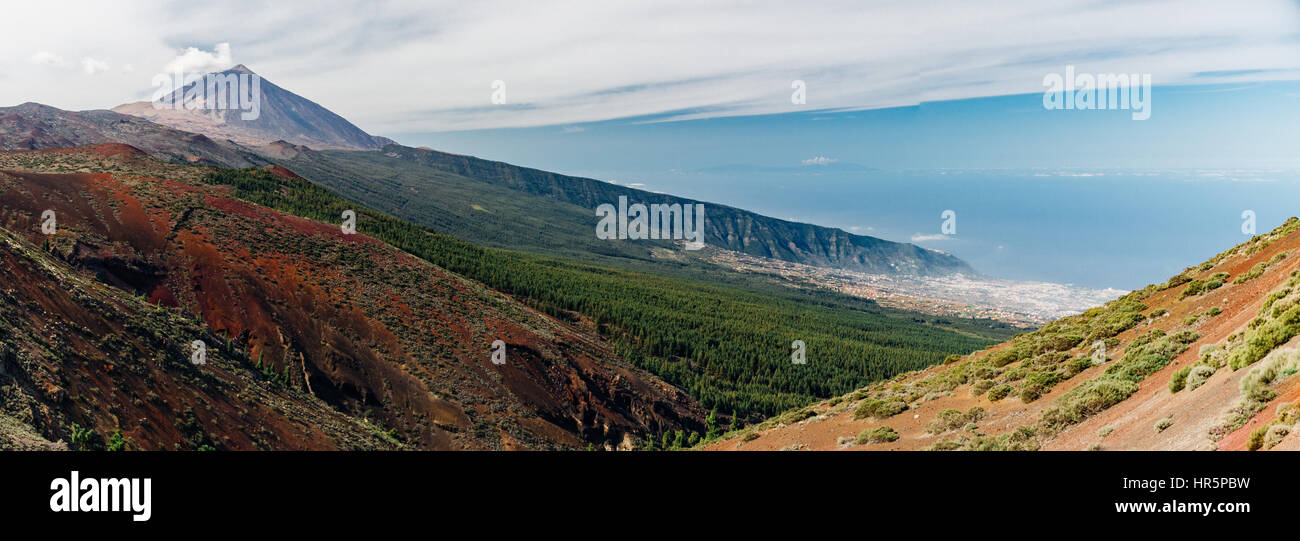 Vista panoramica di El vulcano Teide e La Orotava Valley dal Mirador de La Tarta, Tenerife, Spagna Foto Stock