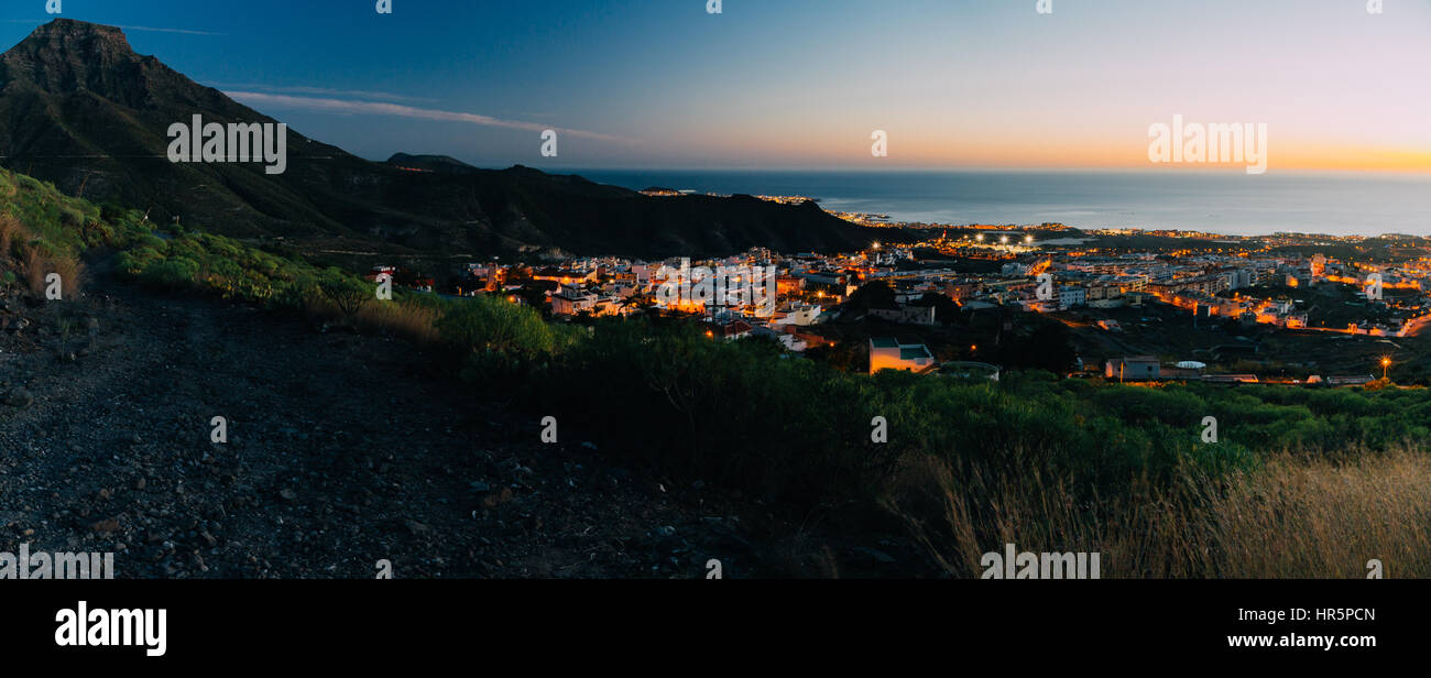 Serata panorama della città di Adeje, Tenerife, Isole canarie, Spagna Foto Stock