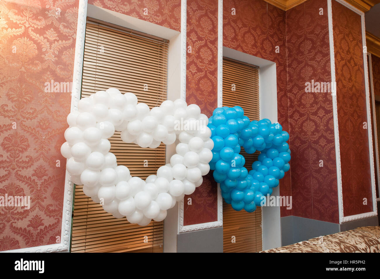 Due cuori di palloncini decorazione per un matrimonio nel ristorante. Foto Stock