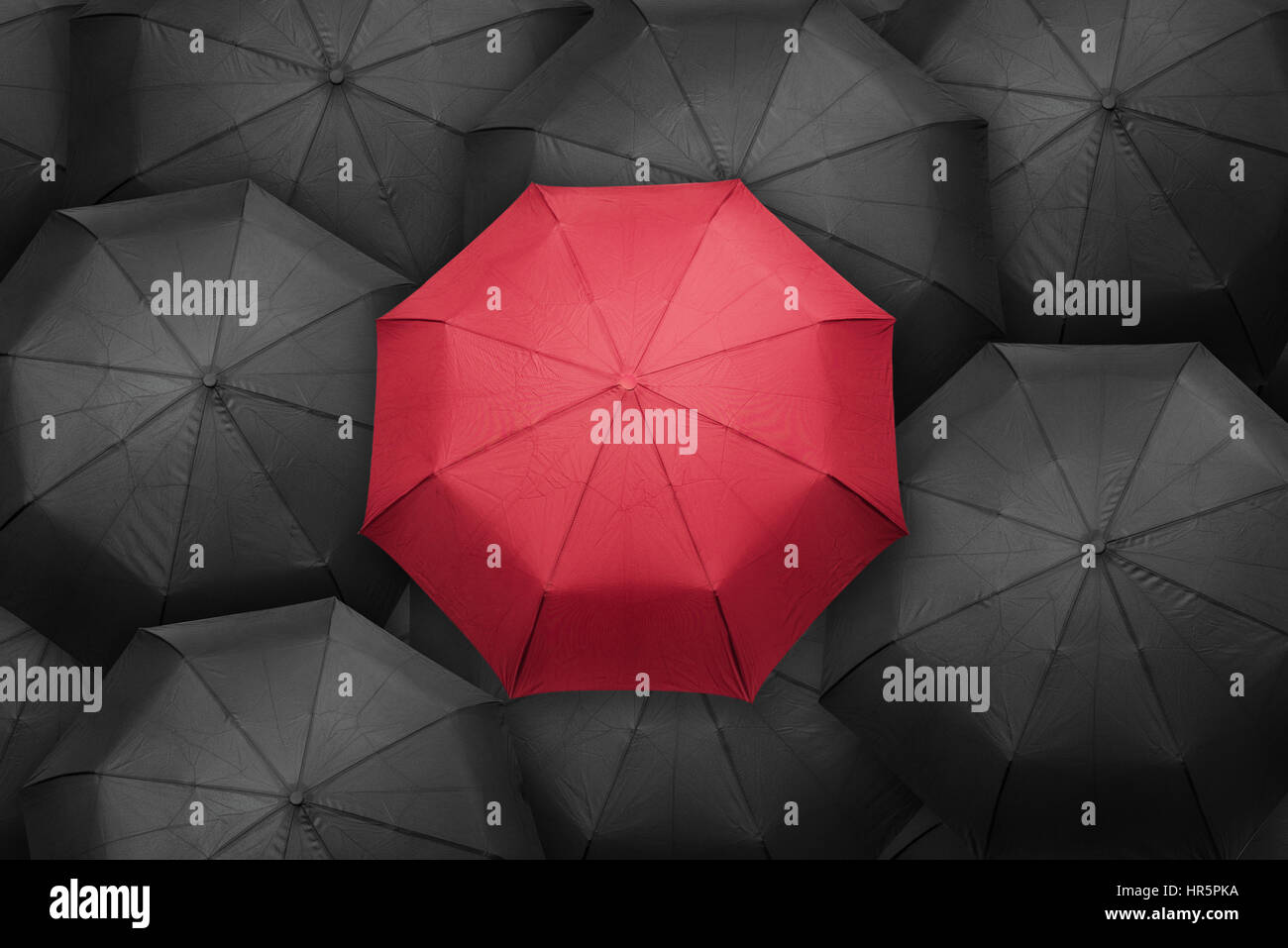 Diversi Ombrellone rosso Foto Stock