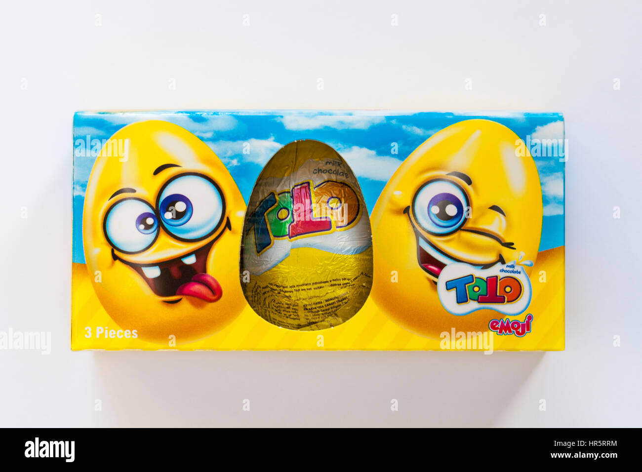 Toto gli Emoji latte uova di cioccolato con sorpresa giocattoli pronto per Pasqua isolato su sfondo bianco Foto Stock