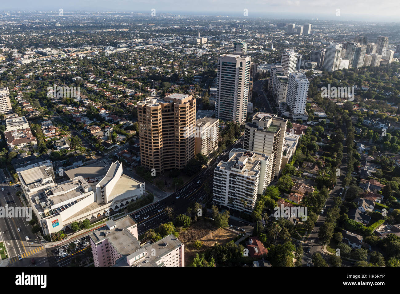 Los Angeles, California, Stati Uniti d'America - 6 Agosto 2016: vista aerea di highrise towers lungo il corridoio di Wilshire in West Los Angeles. Foto Stock