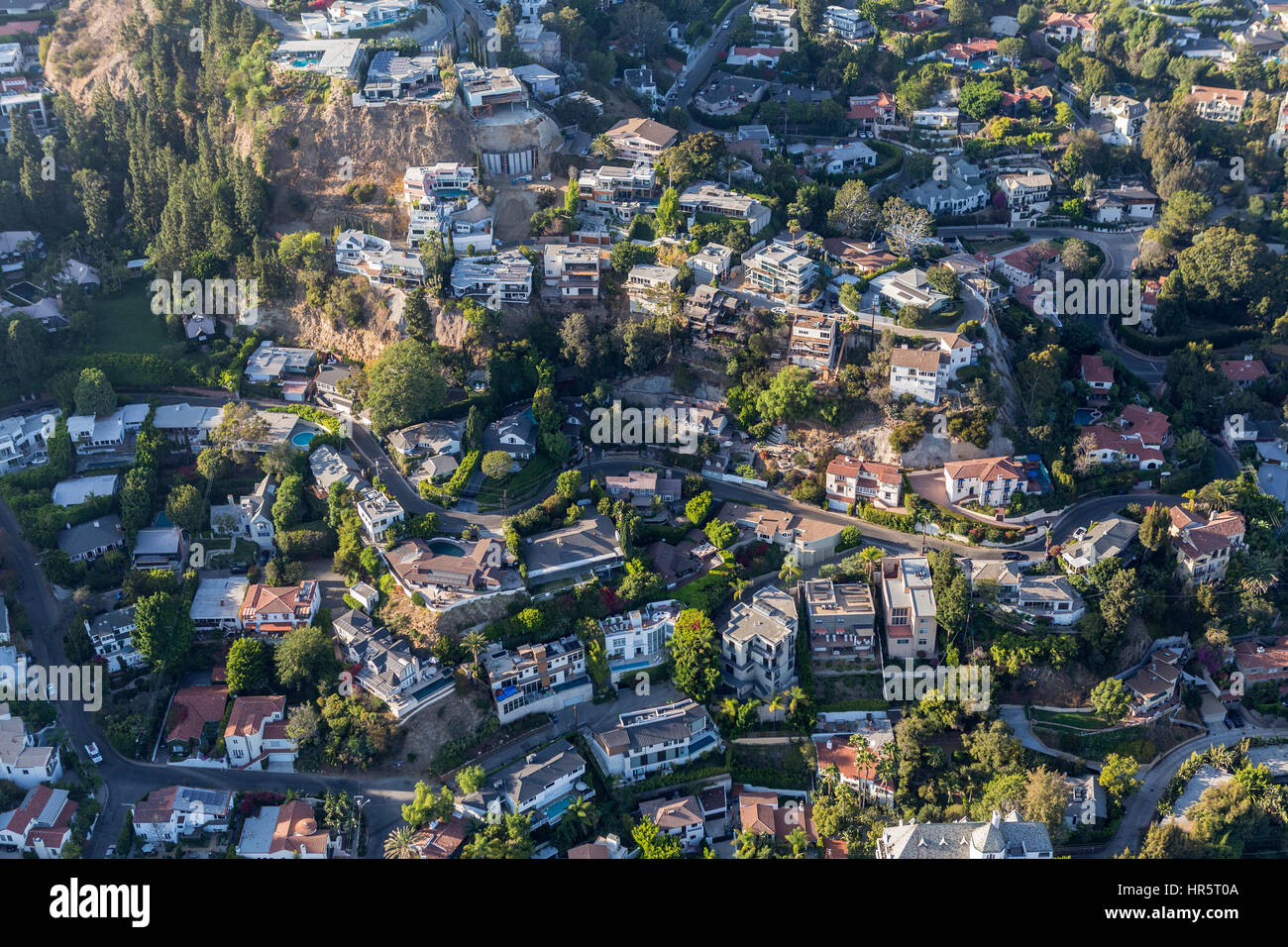 Los Angeles, California, Stati Uniti d'America - 6 Agosto 2016: Veduta aerea della zona alla moda di case in collina vicino a Laurel Canyon nelle colline sopra West Hollywood. Foto Stock