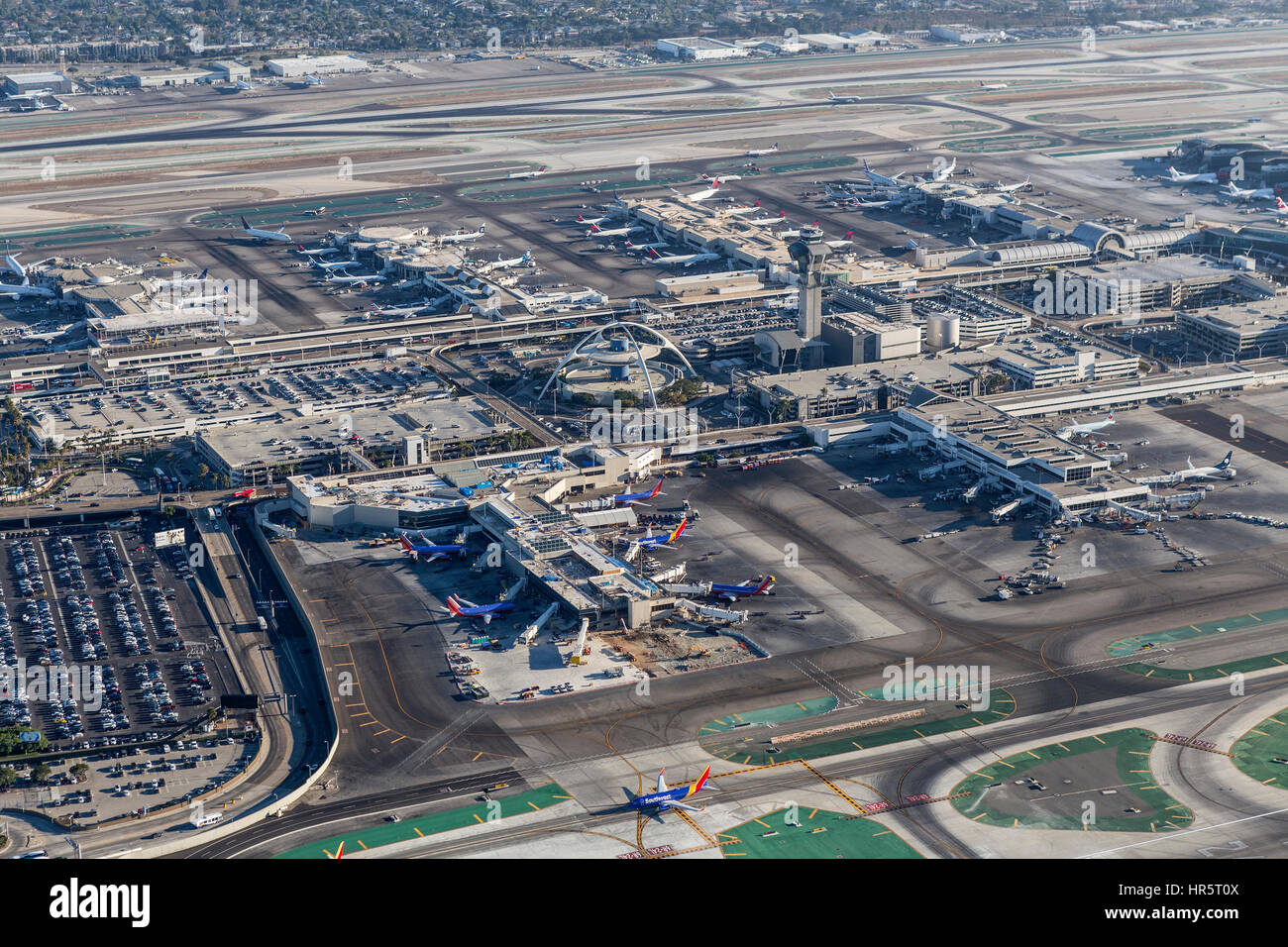 Los Angeles, California, Stati Uniti d'America - Agosto 16, 2016: Pomeriggio Vista aerea di Los Angeles International Airport Terminal e piste. Foto Stock