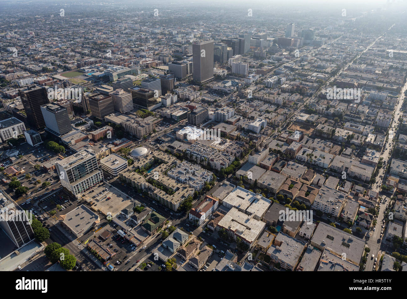 Los Angeles, California, Stati Uniti d'America - 6 Agosto 2016: vista aerea del pomeriggio estivo smog sopra il mid Wilshire e Korea Town quartieri. Foto Stock