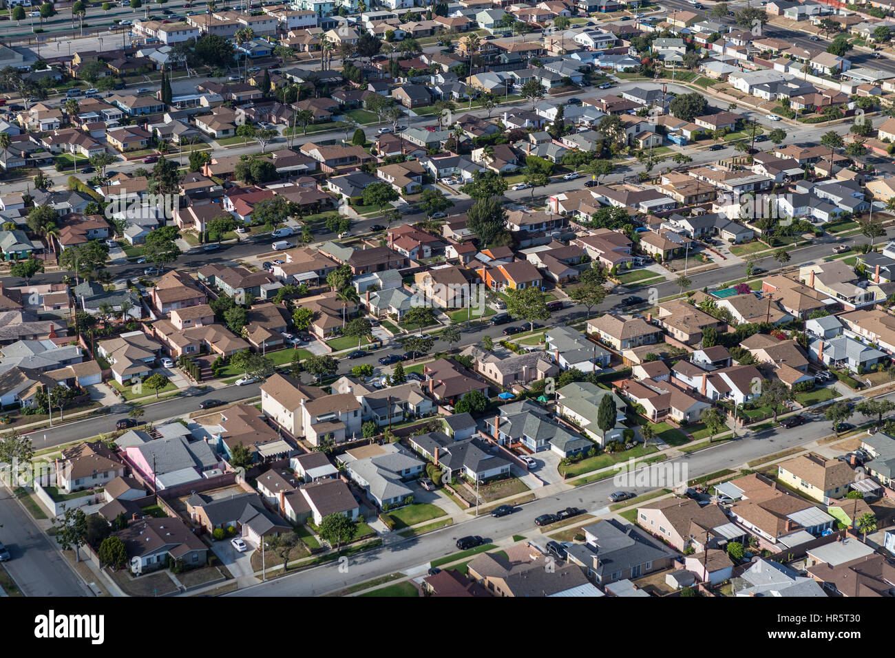Los Angeles, California, Stati Uniti d'America - 6 Agosto 2016: Pomeriggio Vista aerea del vecchio centro della classe strade residenziali nella Contea di Los Angeles. Foto Stock