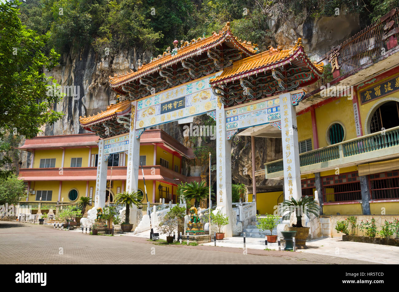 Architettura di ingresso principale di Sam Poh Tong, Ipoh - Sam Poh Tong è un famoso tempio nella grotta situata in Gunung Rapat, a circa 5 km a sud di Ipoh. Foto Stock