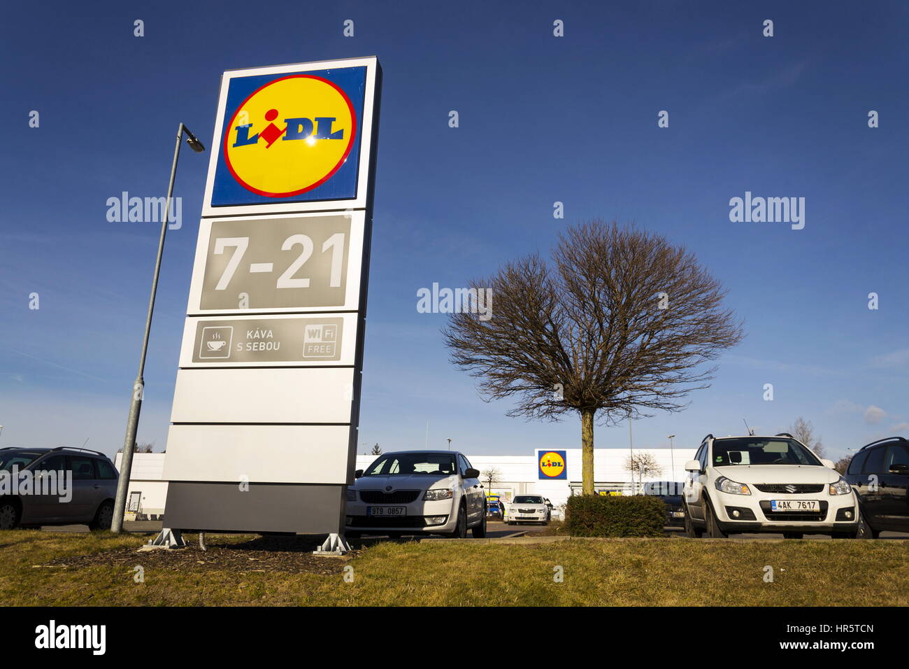 Praga, Repubblica Ceca - 25 febbraio: LIDL logo aziendale nella parte anteriore del supermercato dalla catena tedesca, parte di Schwartz Gruppe il 25 febbraio 2017 in pra Foto Stock