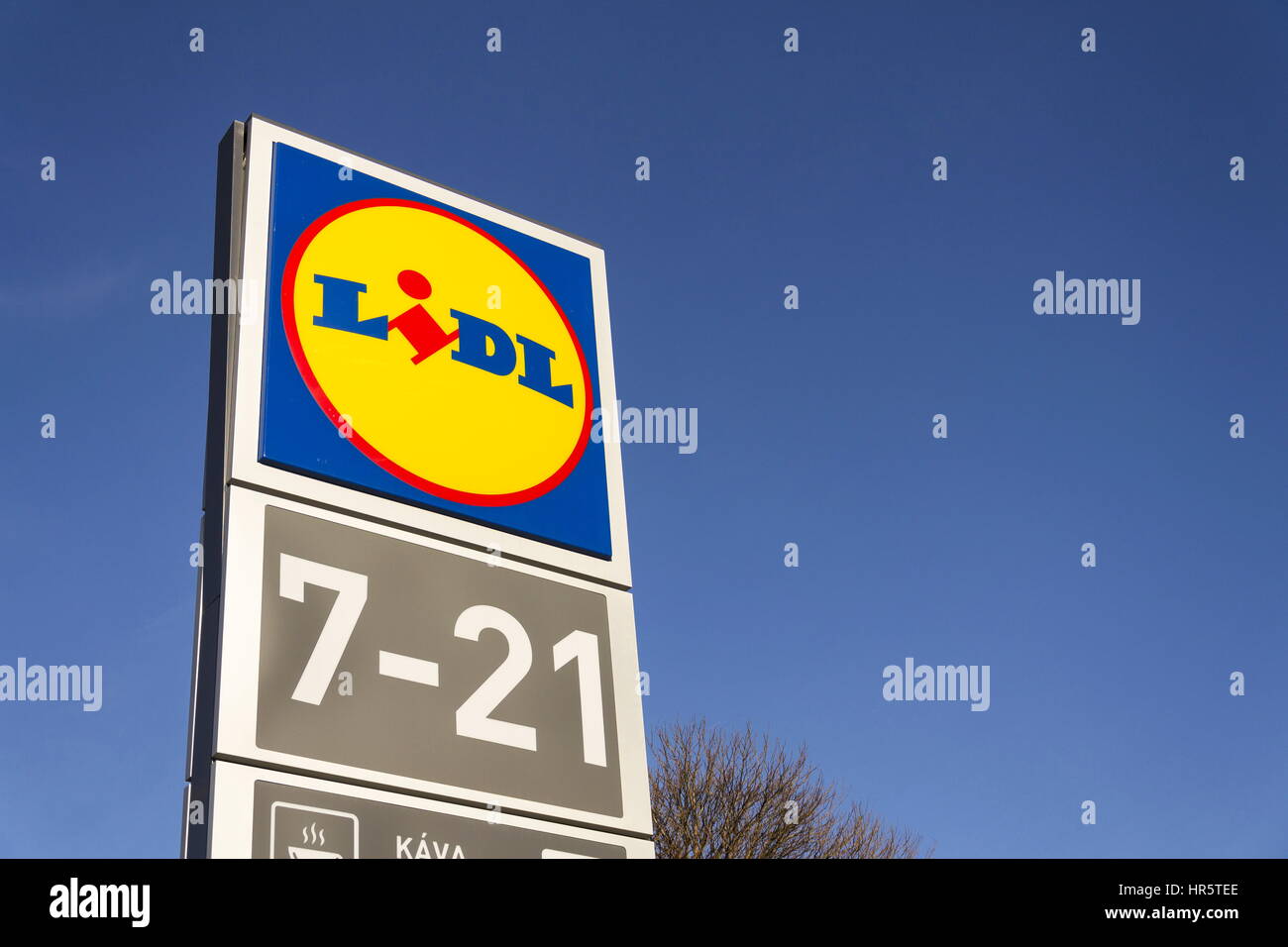 Praga, Repubblica Ceca - 25 febbraio: LIDL logo aziendale nella parte anteriore del supermercato dalla catena tedesca, parte di Schwartz Gruppe il 25 febbraio 2017 in pra Foto Stock