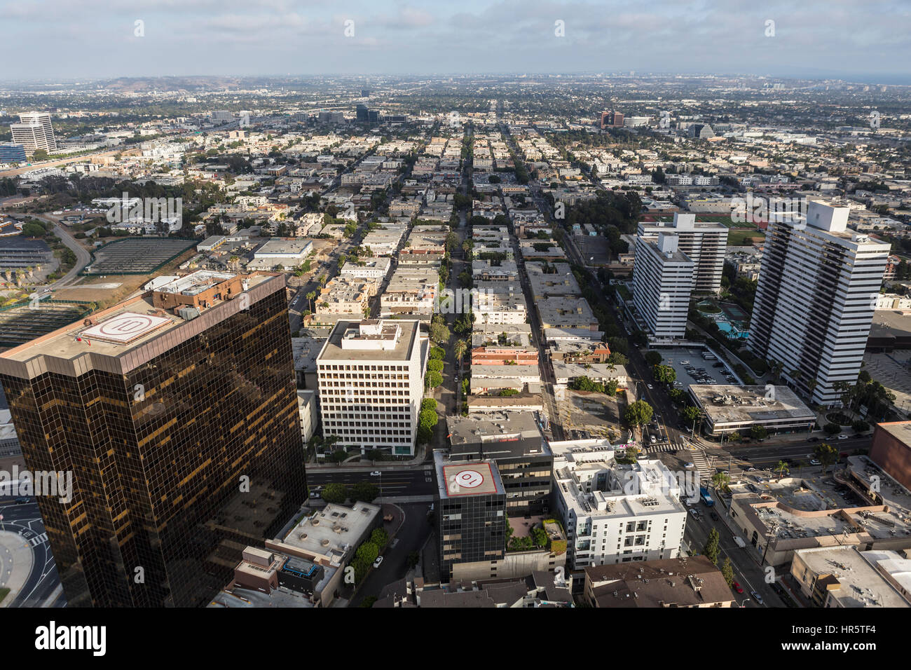 Los Angeles, California, Stati Uniti d'America - 6 Agosto 2016: vista aerea di architettura lungo il Wilshire Blvd sul lato ovest di Los Angeles. Foto Stock