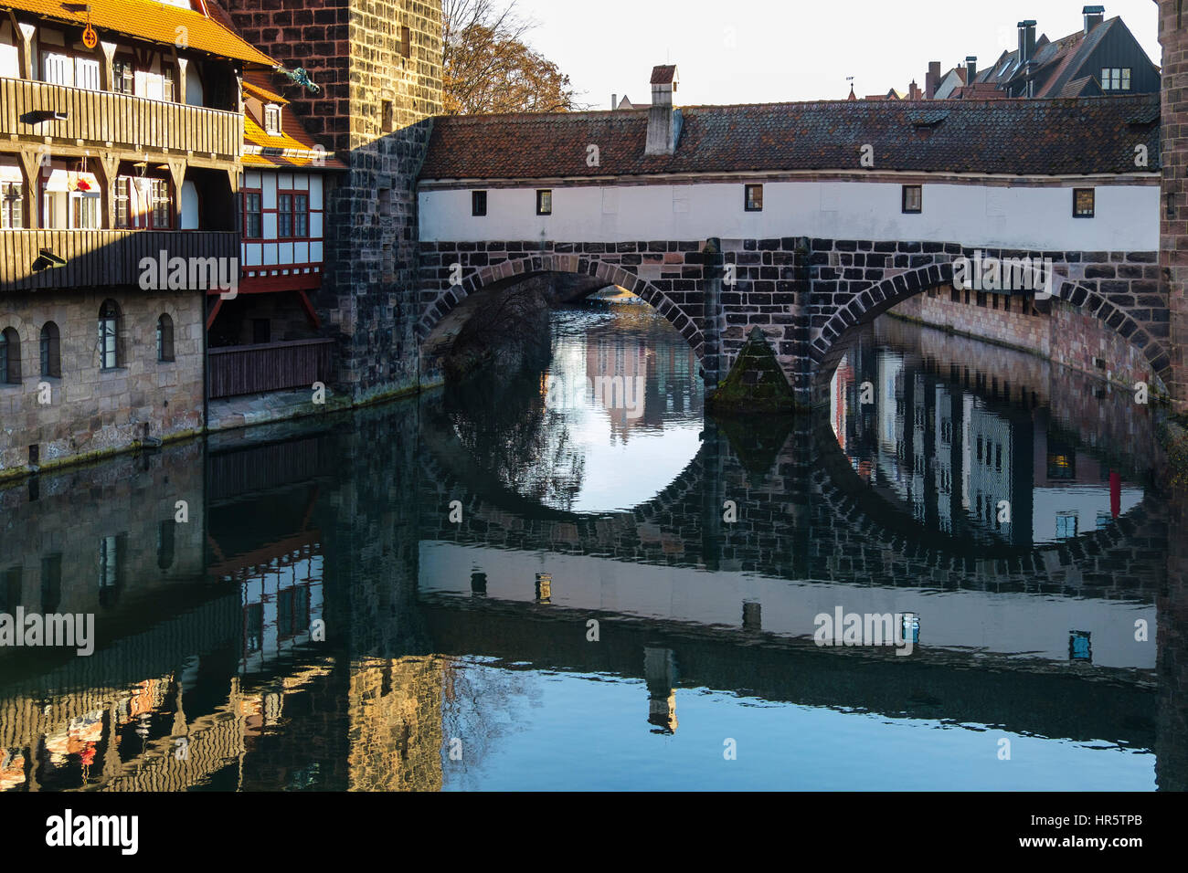 Henkersteg o Hangman's Bridge dal XV secolo Weinstadle edificio con travi di legno si riflette nel fiume Pegnitz. Norimberga, Baviera, Germania Foto Stock