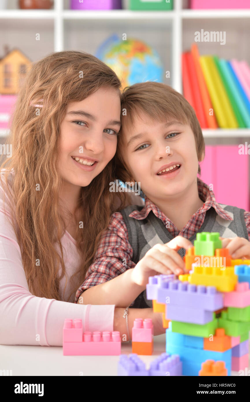 Piccolo Ragazzo e ragazza adolescente giocando il gioco lego compresi Foto Stock