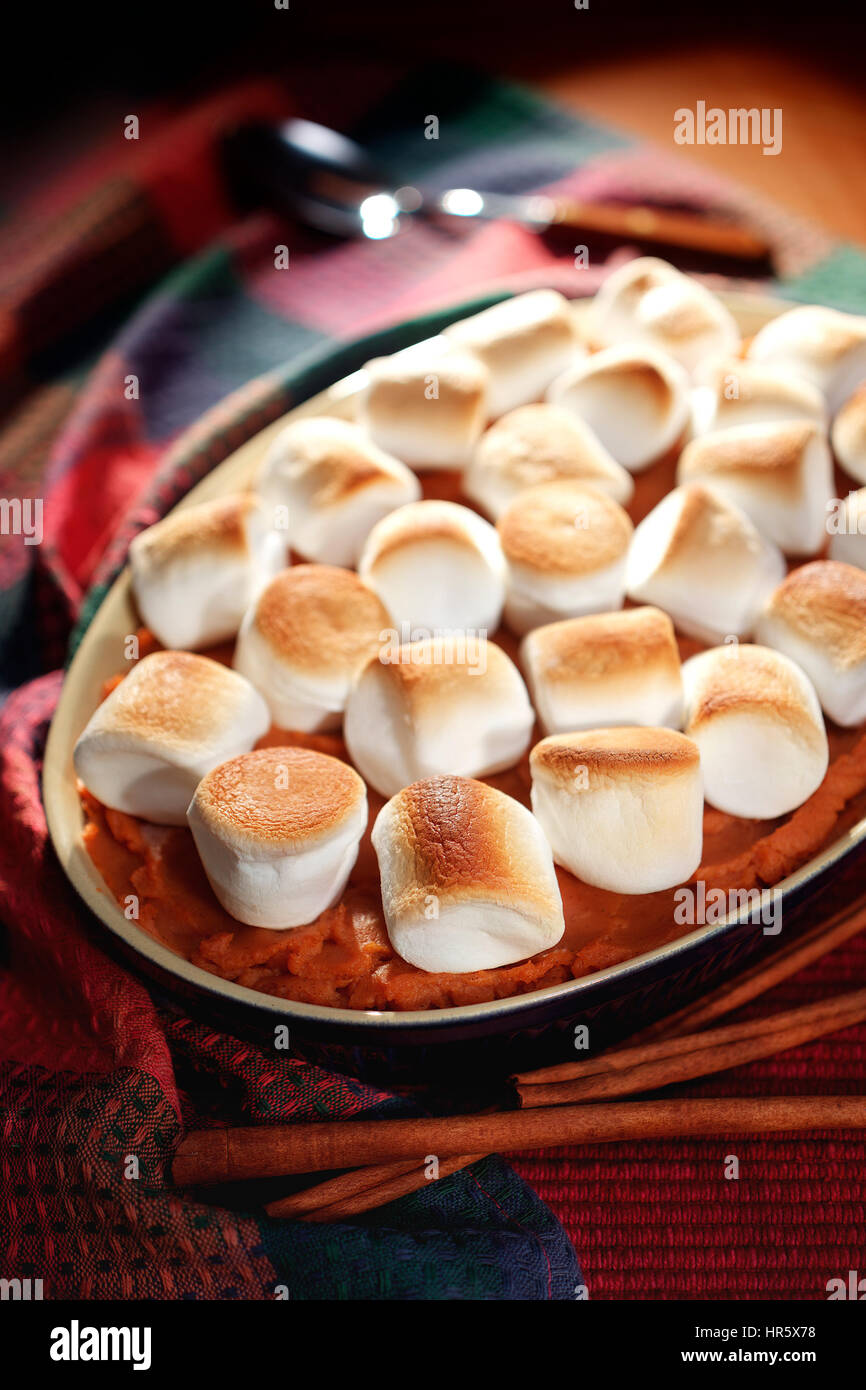 Marshmallow sormontato patate dolci Foto Stock