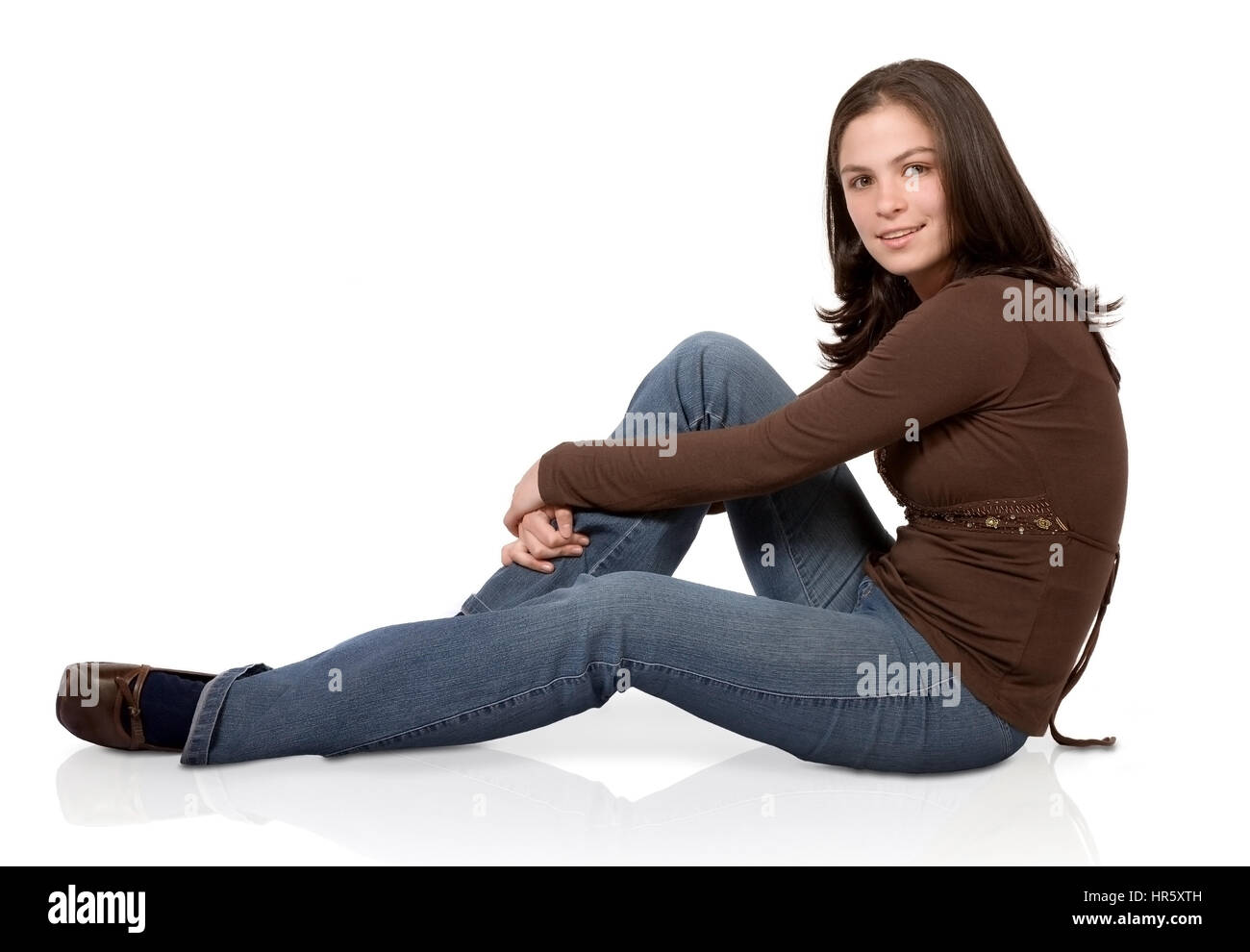 Bella ragazza seduta sul pavimento su whiet con la riflessione Foto Stock