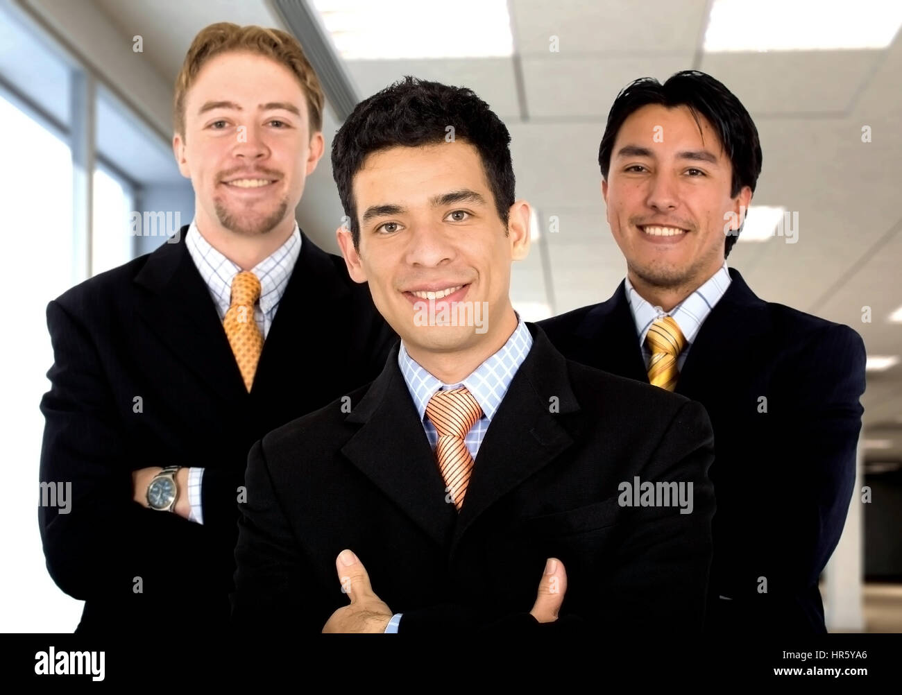 Ufficio del lavoro di squadra dove ci sono solo uomini - tutti sorridenti Foto Stock