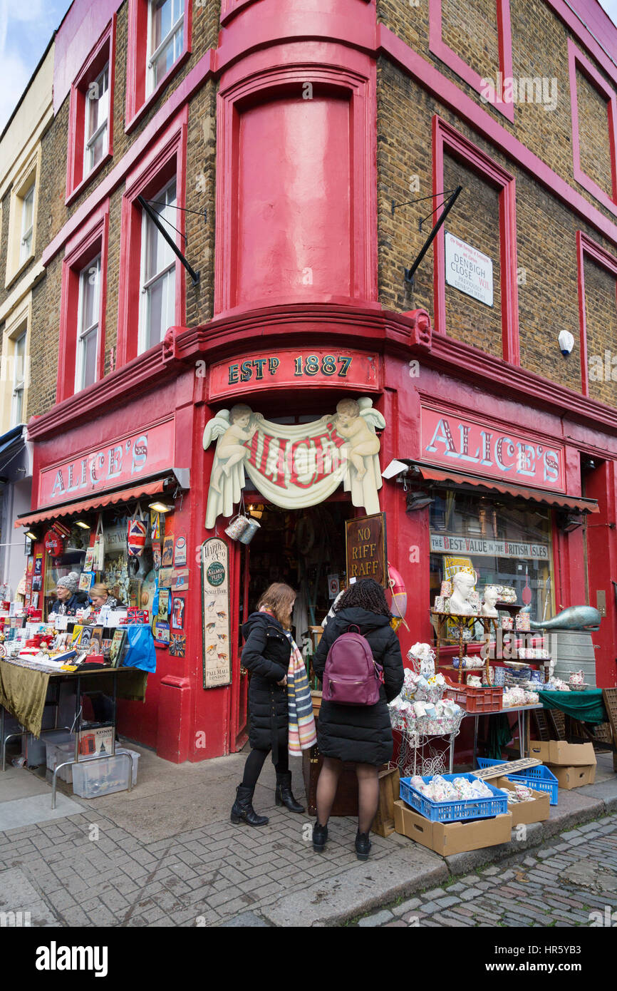 Alices Shop per i beni di seconda mano, Portobello Road a Notting Hill, Londra Inghilterra REGNO UNITO Foto Stock