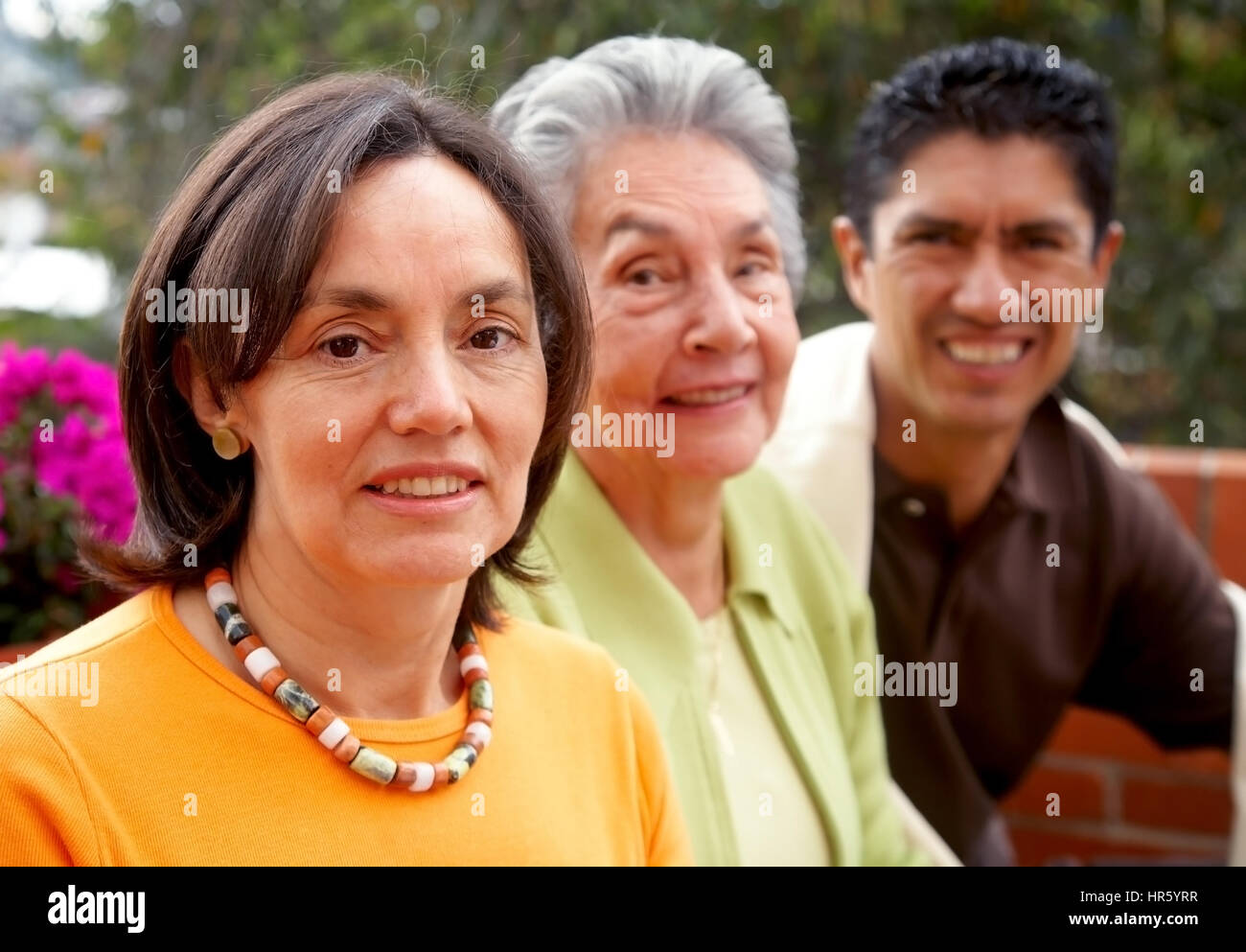 Felice due generazione ritratto di famiglia sorridente all'aperto Foto Stock