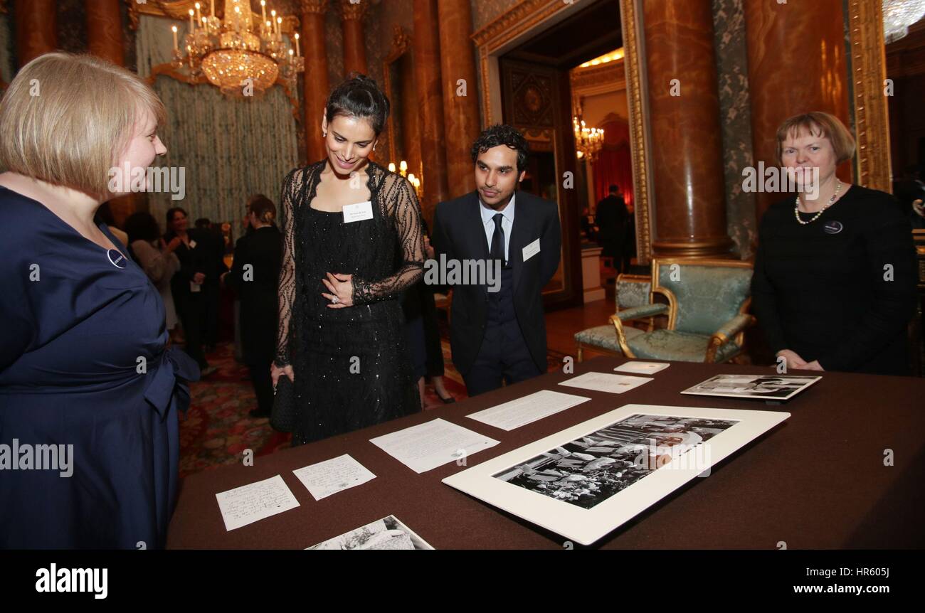Neha Kapur e Kunal Nayyar guardare un display dalla Collezione Reale durante un ricevimento per segnare il lancio del REGNO UNITO-India Anno della Cultura 2017 a Buckingham Palace di Londra. Foto Stock