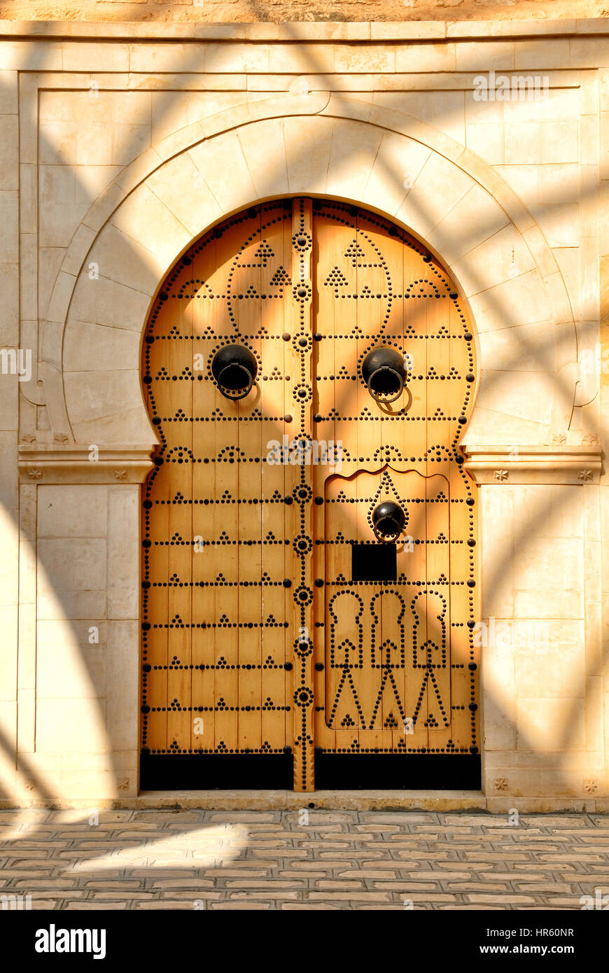 Tradizionale tunisino porta ad una moschea Foto Stock