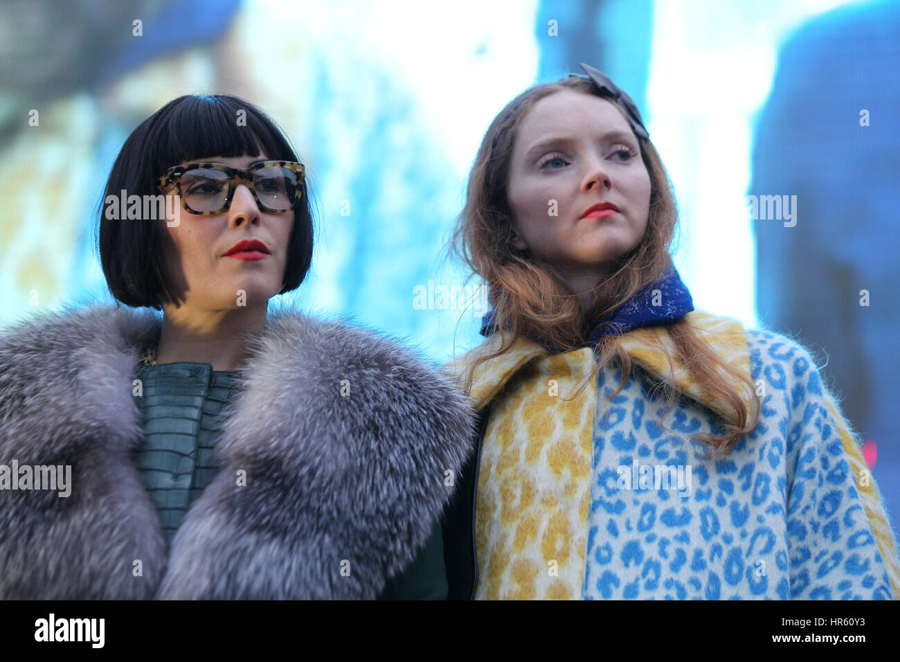 Londra, UK, 26, 02, 2017: Naomi rapace e Lily Cole ( R ) partecipa a una riunione gratuita per lo screening di Oscar- nominato film iraniano il venditore a Trafalgar Square a Londra Foto Stock