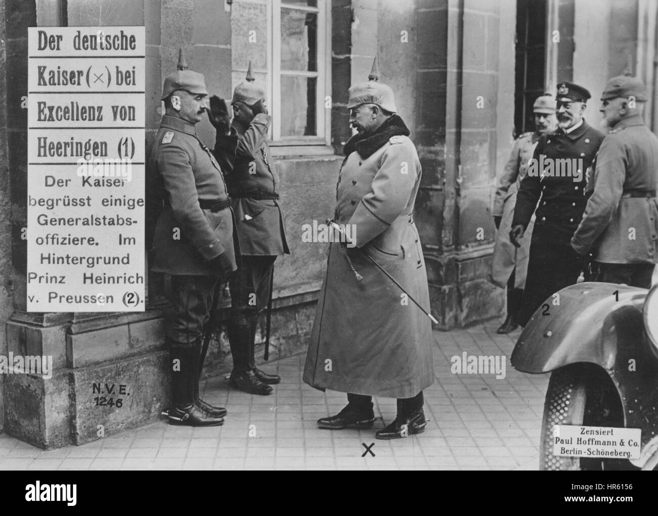 Il Kaiser tedesco Guglielmo II saluto ufficiali militari, il Principe Enrico di Prussia in background, 1915. Dalla Biblioteca Pubblica di New York. Foto Stock