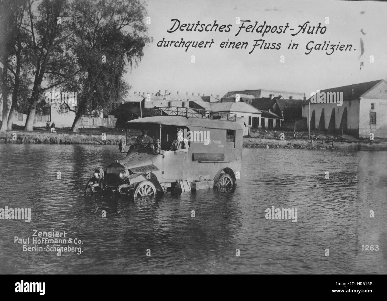 Un tedesco mail consegna auto attraversa un fiume in Galizia, in Spagna durante la guerra mondiale I, 1915. Dalla Biblioteca Pubblica di New York. Foto Stock