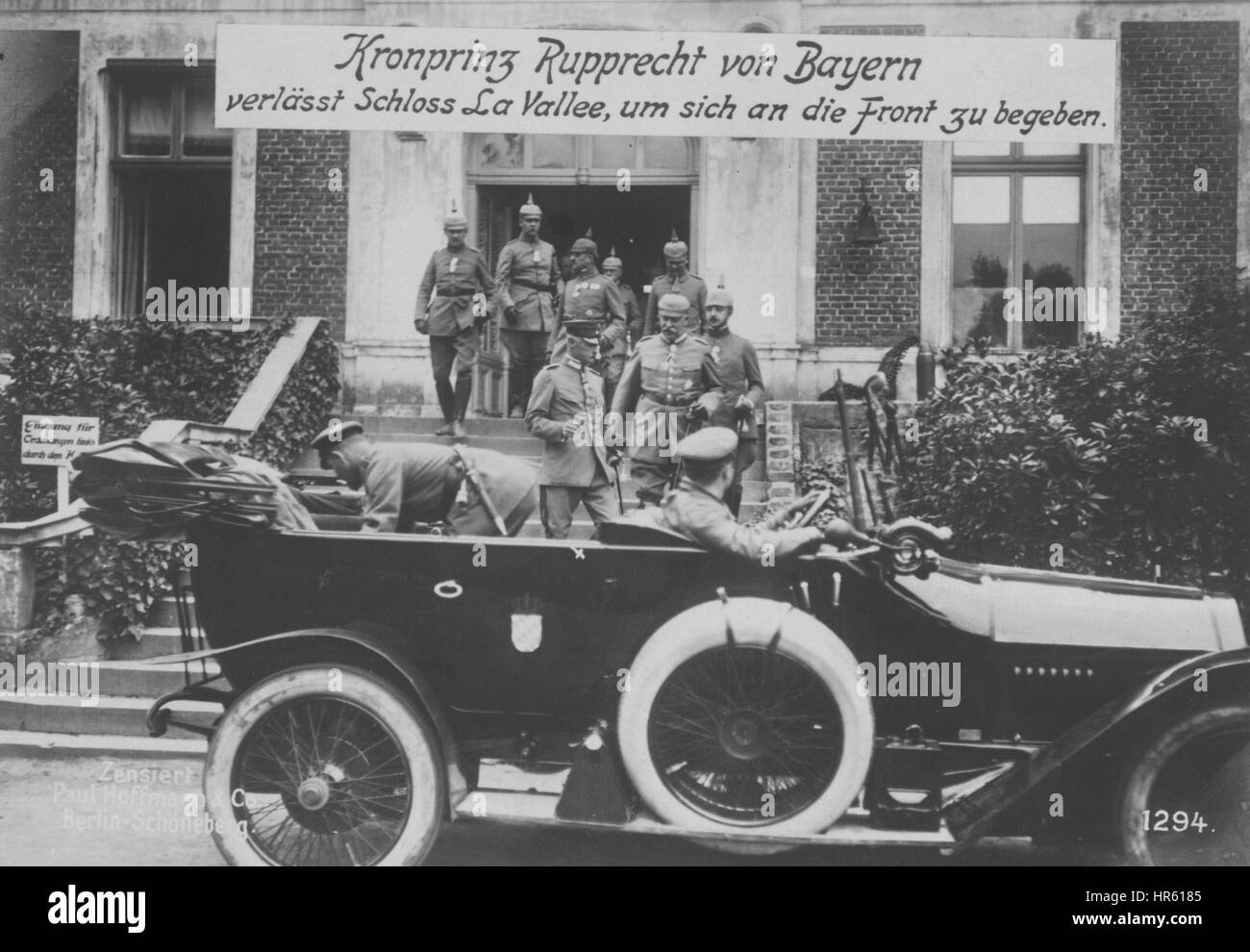 Il principe ereditario Rupprecht di Baviera lascia il suo castello La Vallee per andare al fronte durante la Prima Guerra Mondiale, 1915. Dalla Biblioteca Pubblica di New York. Foto Stock
