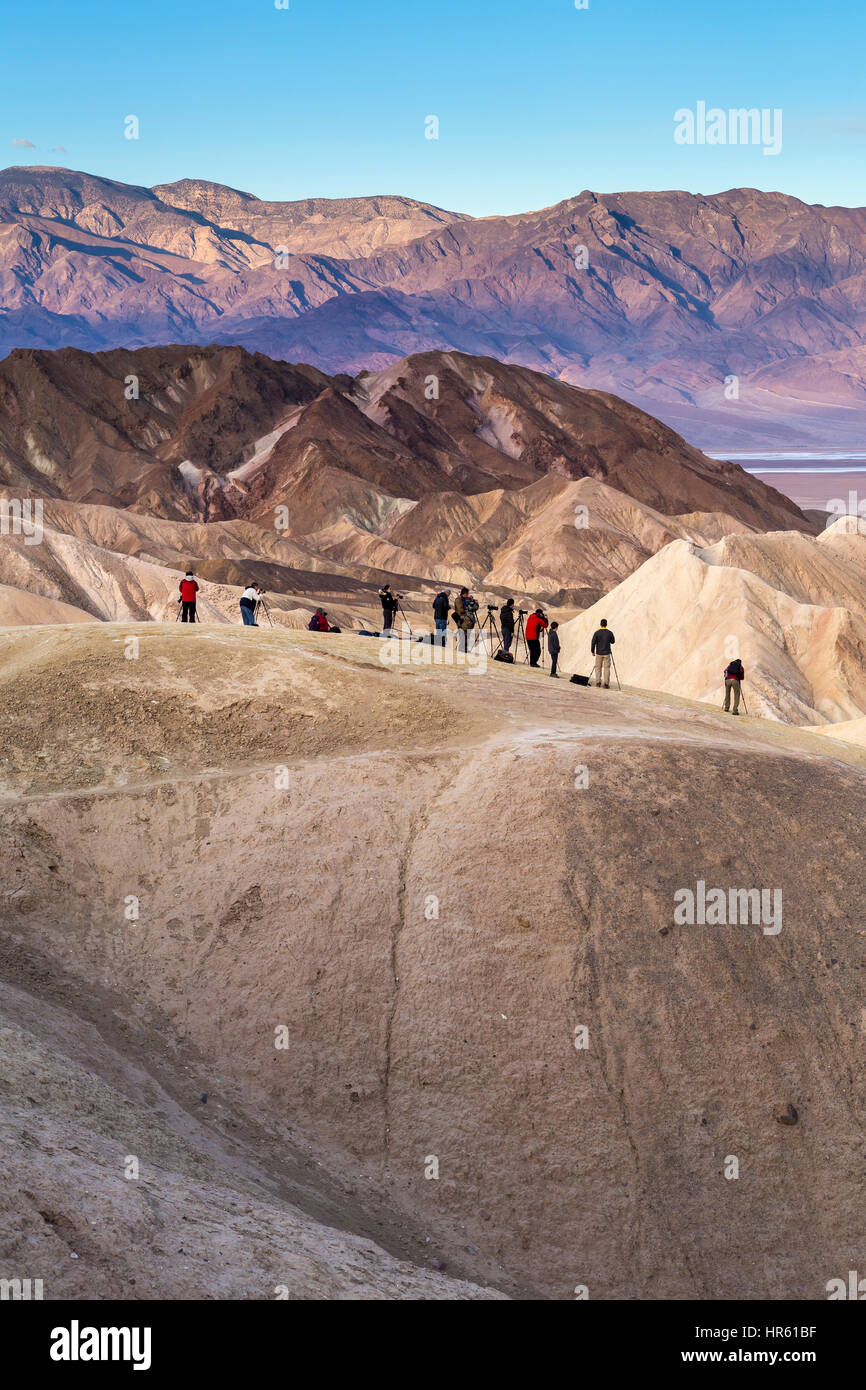 Fotografi, turisti, Zabriskie Viewpoint, Zabriskie Point, Parco Nazionale della Valle della Morte, Death Valley, California, Stati Uniti, America del Nord Foto Stock