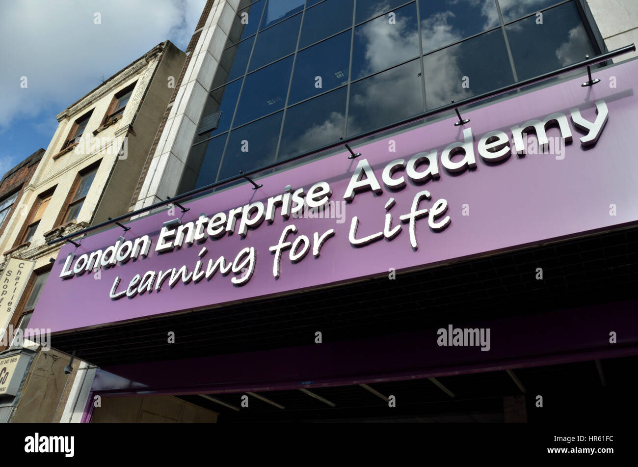 Il London Enterprise Academy scuola secondaria statale nella strada commerciale di Londra, Regno Unito. Foto Stock