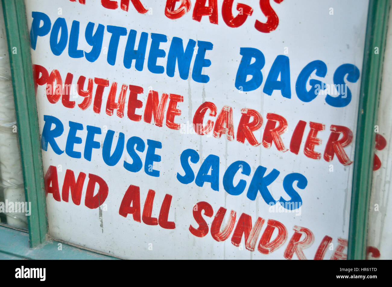 Vetrina segno pubblicità vari tipi di sacchetti di plastica. Foto Stock