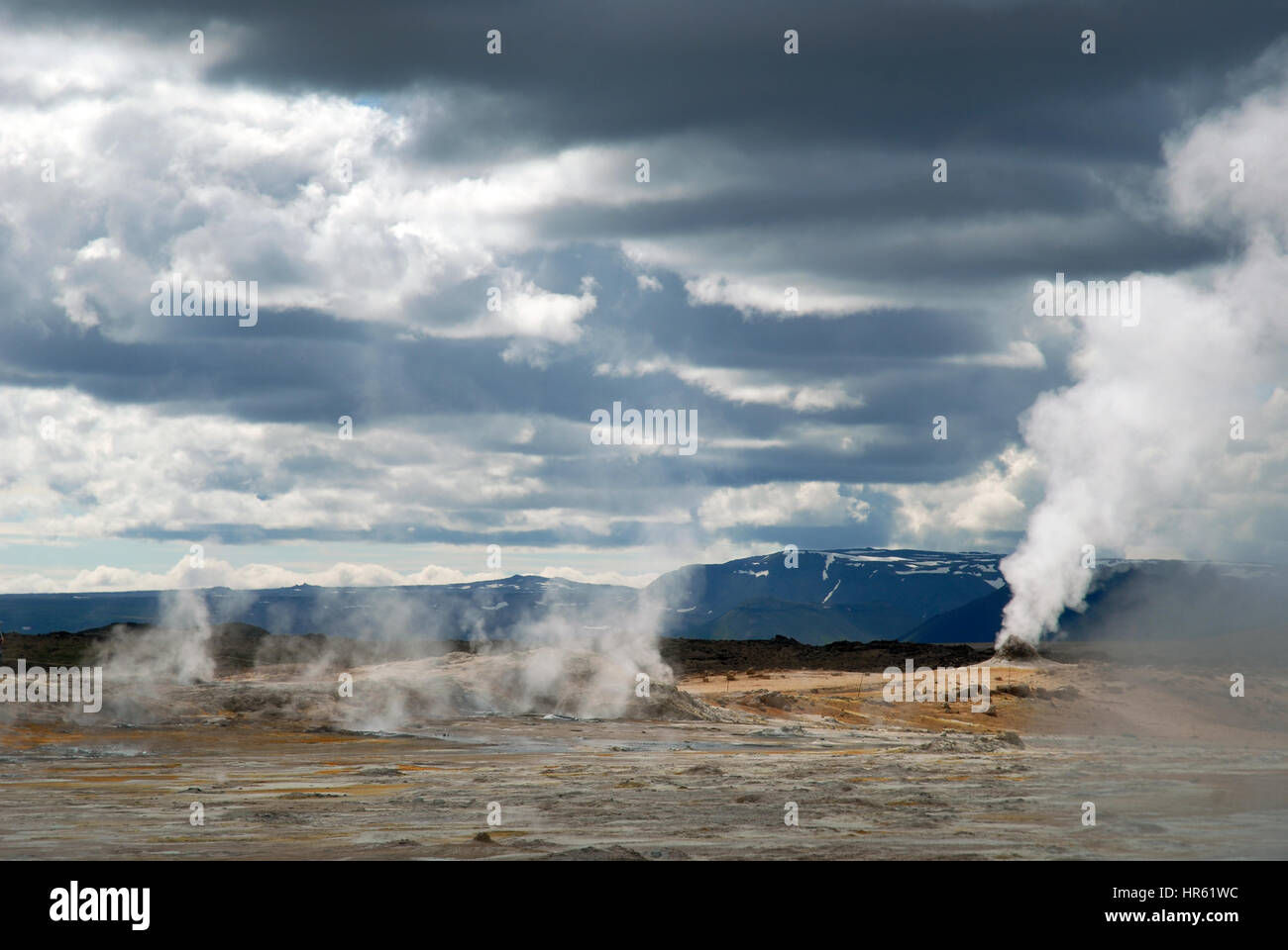 Una macchia geotermica notare per la sua gorgogliamento di piscine di fango bollente box fumanti e fumarole di emissione gas solforico, Namjafall, Hevrir, Islanda. Foto Stock