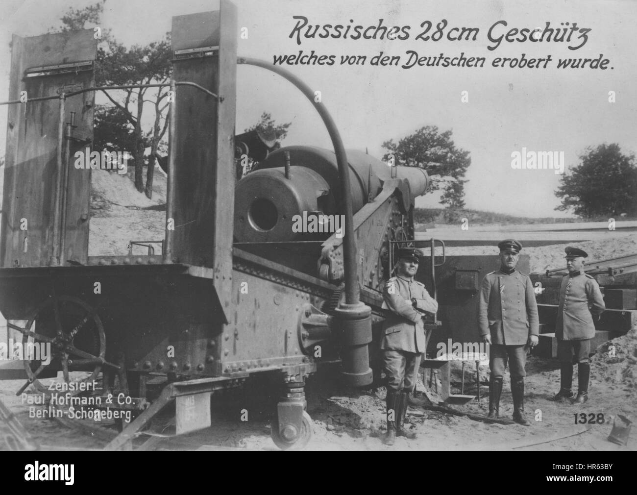 Tedeschi in piedi di fronte a un 28 cm gun conquistata dai russi durante la guerra mondiale I, 1915. Dalla Biblioteca Pubblica di New York. Foto Stock