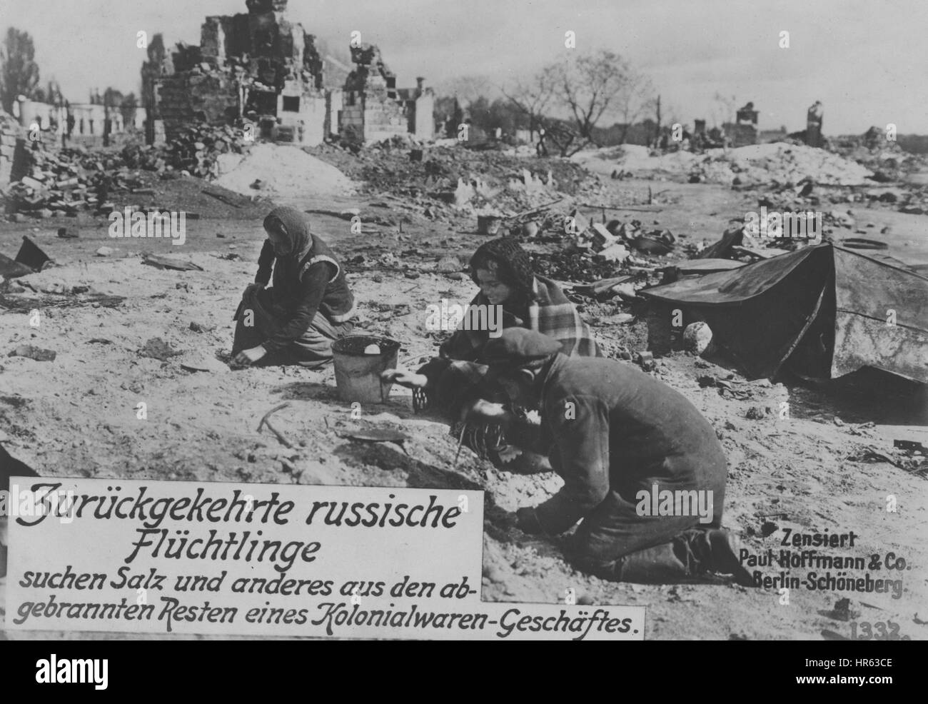 I rifugiati russi durante la Prima Guerra mondiale alla ricerca attraverso la bruciò rimane di un negozio, 1915. Dalla Biblioteca Pubblica di New York. Foto Stock