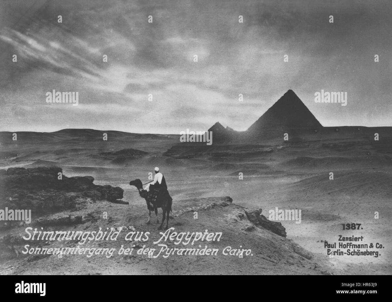 Tedesco Cartolina fotografica raffigurante un tramonto dietro le piramidi del Cairo, Egitto, 1915. Dalla Biblioteca Pubblica di New York. Foto Stock