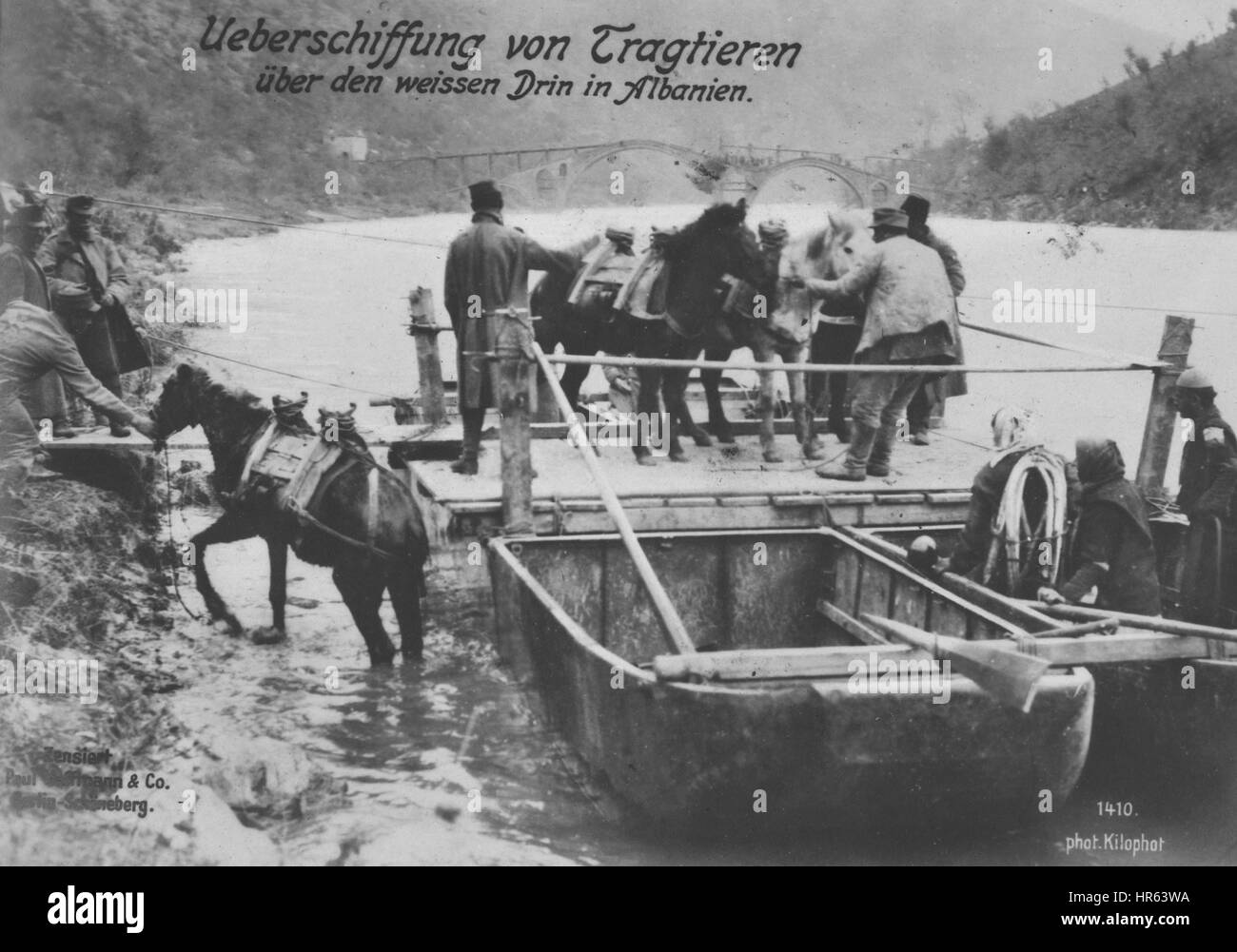 Il tedesco della Prima Guerra Mondiale Cartolina fotografica che ritrae le truppe attraversando il Drin bianco in Albania, 1915. Dalla Biblioteca Pubblica di New York. Foto Stock