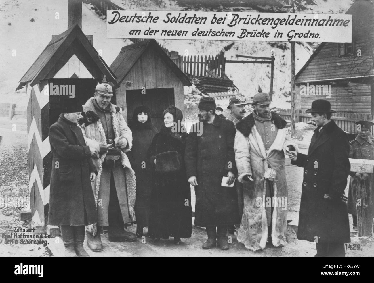 Il tedesco della Seconda guerra mondiale cartolina raffigurante i soldati tedeschi che occupano Grodno, 1915. Dalla Biblioteca Pubblica di New York. Foto Stock